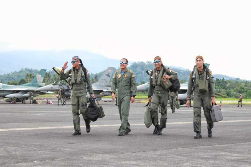Enam Pesawat F-16 Fighting Falcon TNI AU dari Skadron Udara 3 "The Dragon" dan Skadron Udara 14 "The Tiger" Lanud Iswahjudi Madiun tiba di Lanud Sam Ratulangi dalam rangka Latihan Bersama Elang Ausindo 2023 (foto: gemapos/ antara)